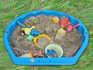 Alter Sandkasten als Sandbad für Hühner verwenden